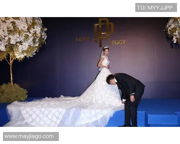 足球明星与爱妻甜蜜亲吻画面曝光幸福瞬间引发粉丝热议与祝福